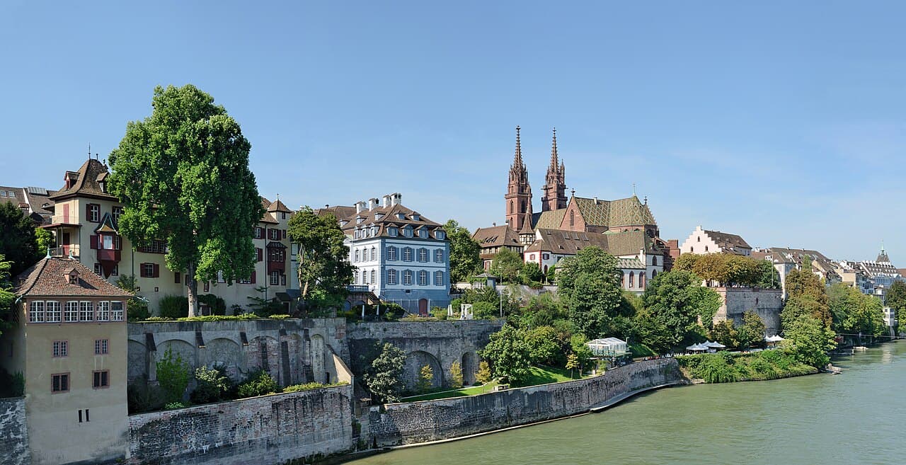 Das Münster und die Rheinufer in Basel im Jahr 2012