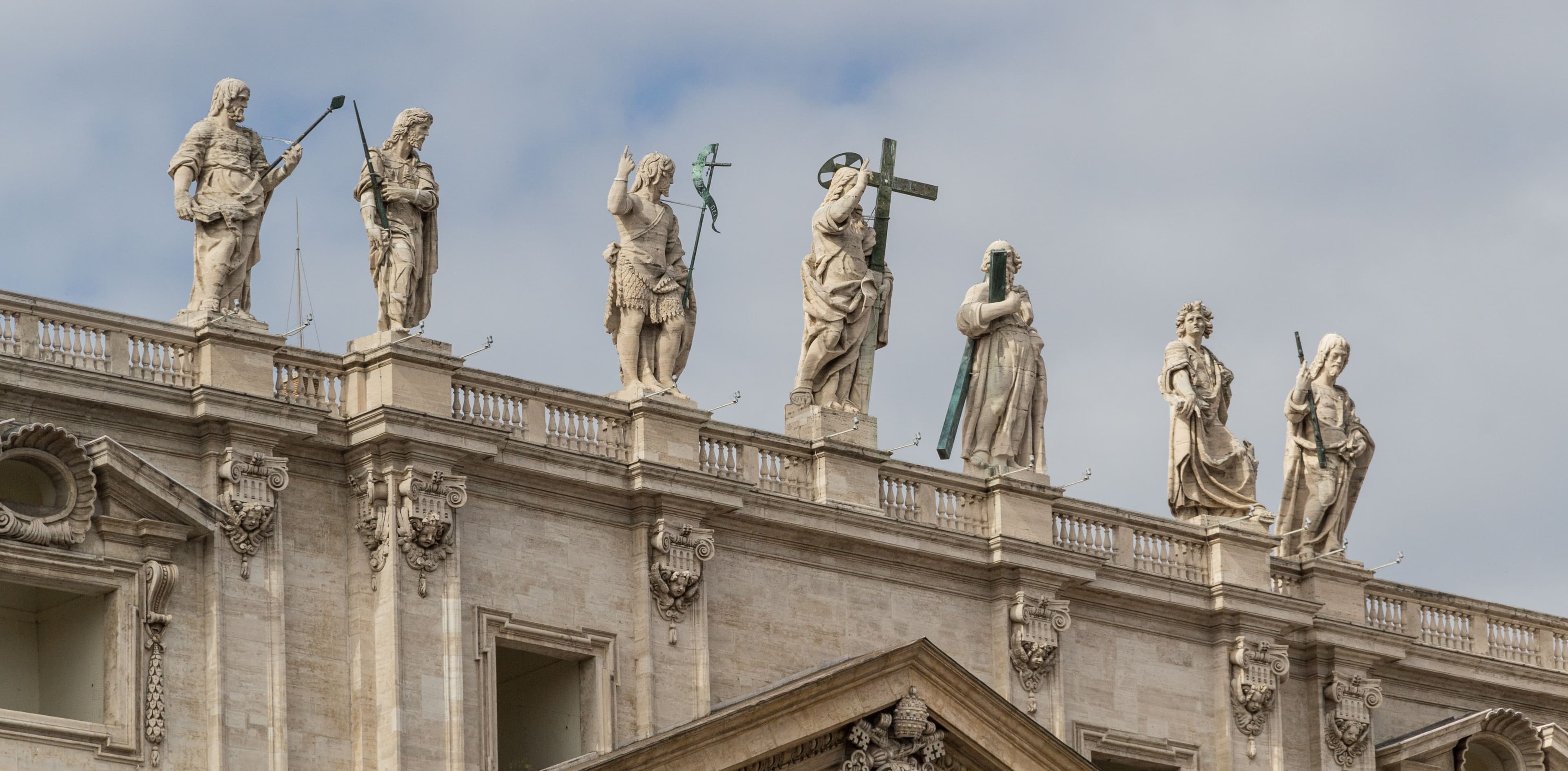 Statuen auf der Fassade des Petersdoms im Vatikan