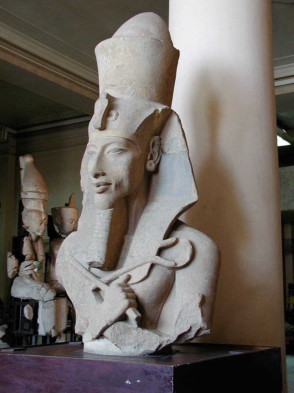 Busto colossale di Akhenaton conservato al Museo egizio del Cairo