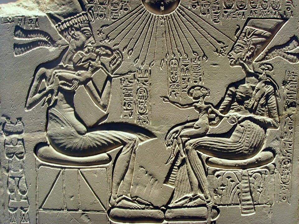Akhenaton, Nefertiti e le loro figlie sotto i raggi di Aton su una stele familiare amarniana