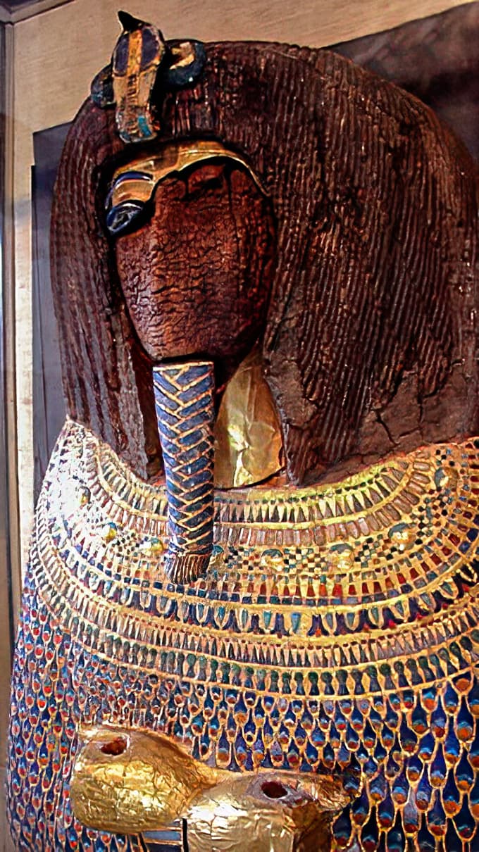 Sarcofago danneggiato della tomba KV55, legato al dibattito sull'identificazione di Akhenaton