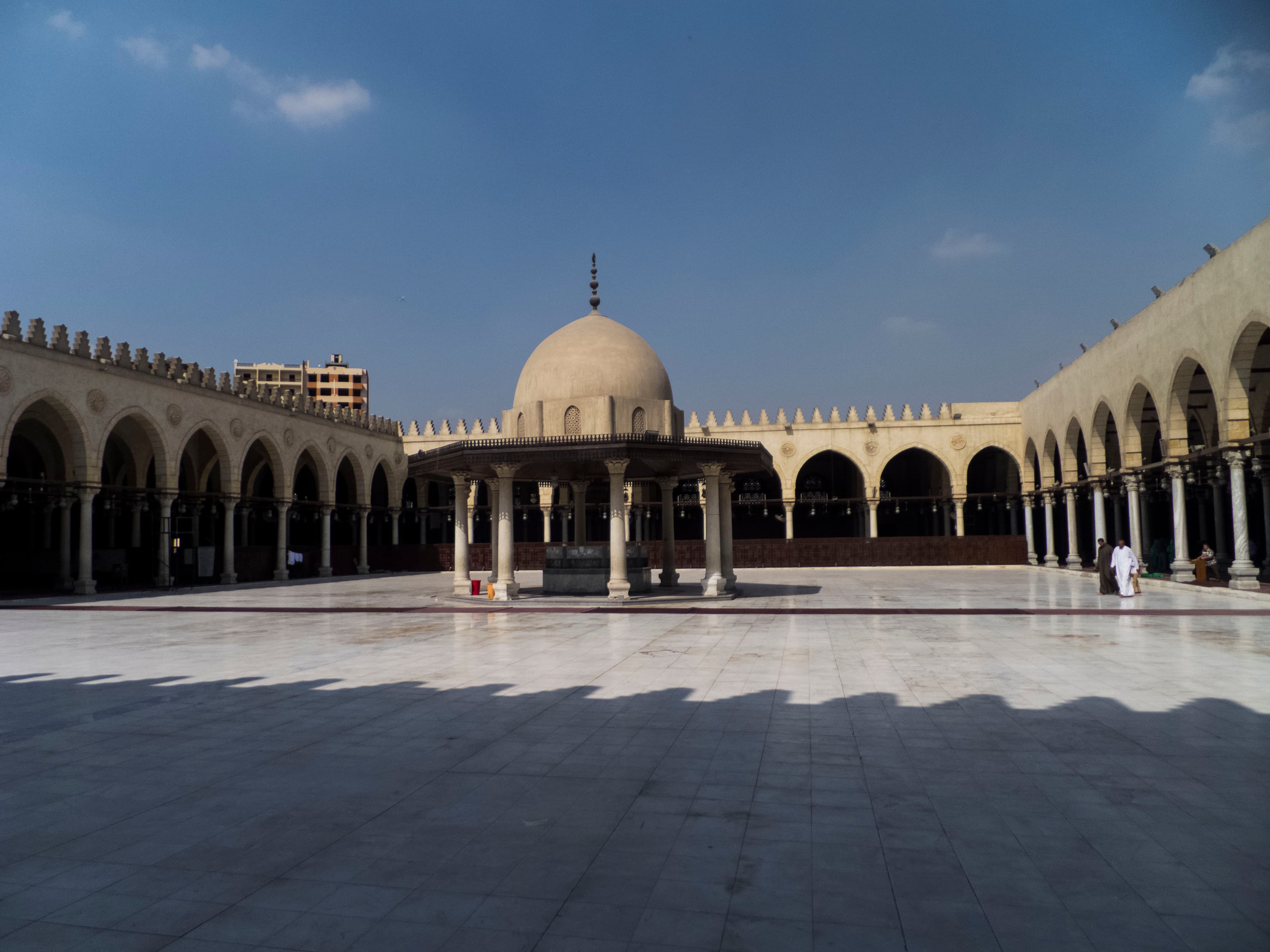 Cour et pavillon des ablutions de la mosquée de ‘Amr ibn al-‘Âs au Vieux Caire, photographiés en 2012