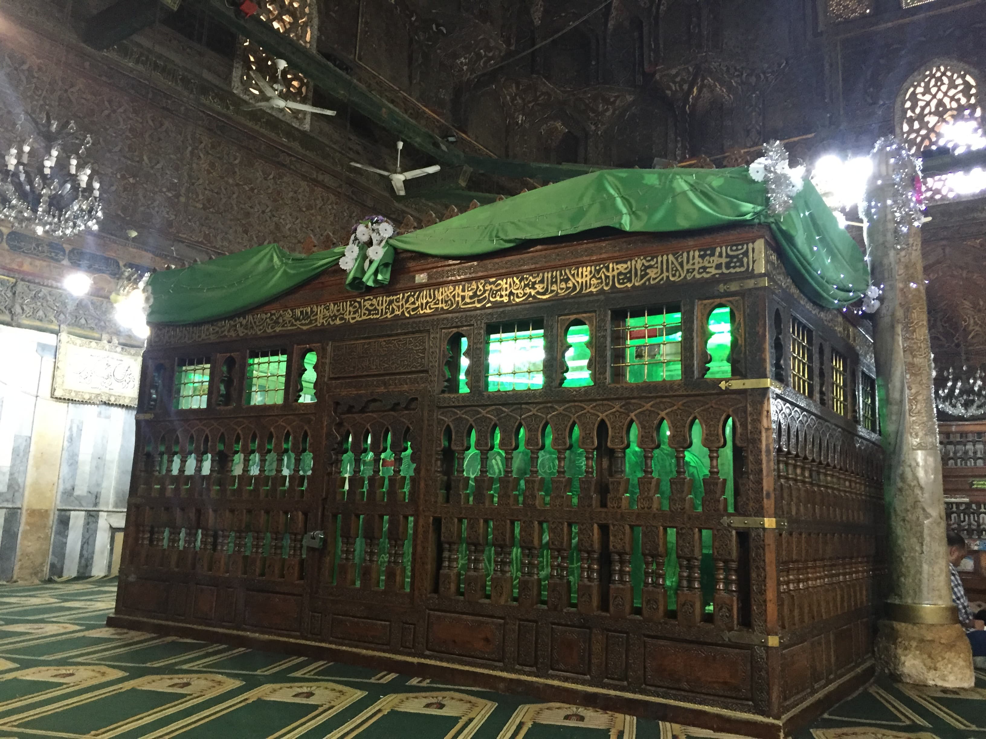 Enclos de bois autour de la sépulture d’Al-Shâfi’î, à l’intérieur du mausolée du Caire, en 2016