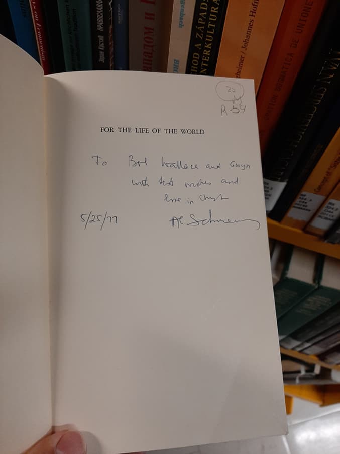 Ejemplar dedicado por Alexander Schmemann de Por la vida del mundo, conservado en la biblioteca Robarts