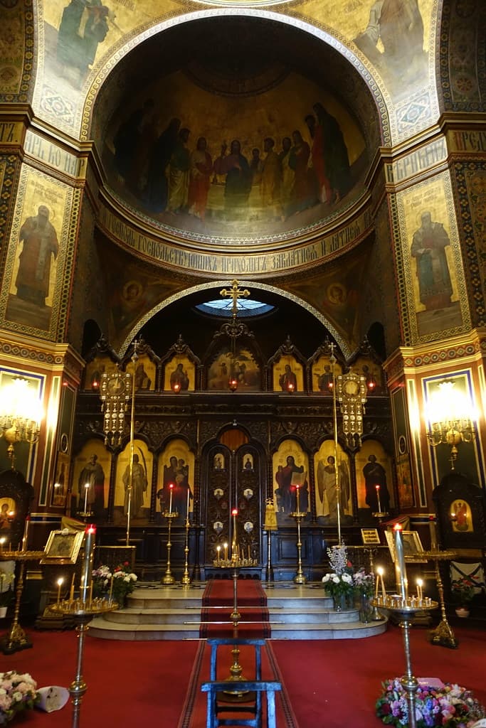 Interior de la catedral Alexander Nevski de París