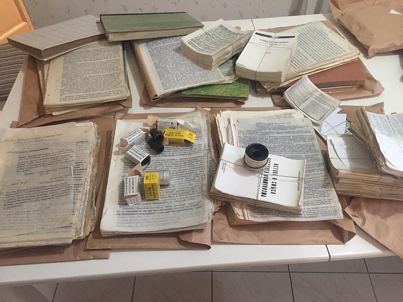 Ejemplares de samizdat y negativos fotográficos de literatura no oficial en la URSS