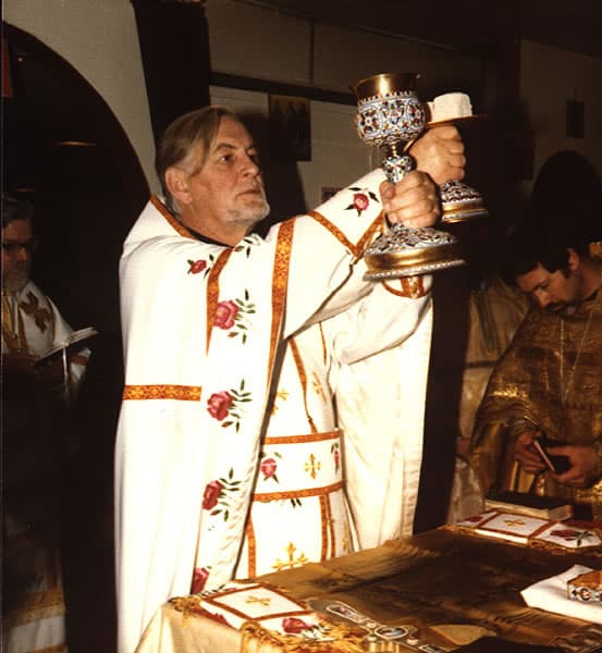 Alexander Schmemann dirigiendo la oración en una liturgia en diciembre de 1982