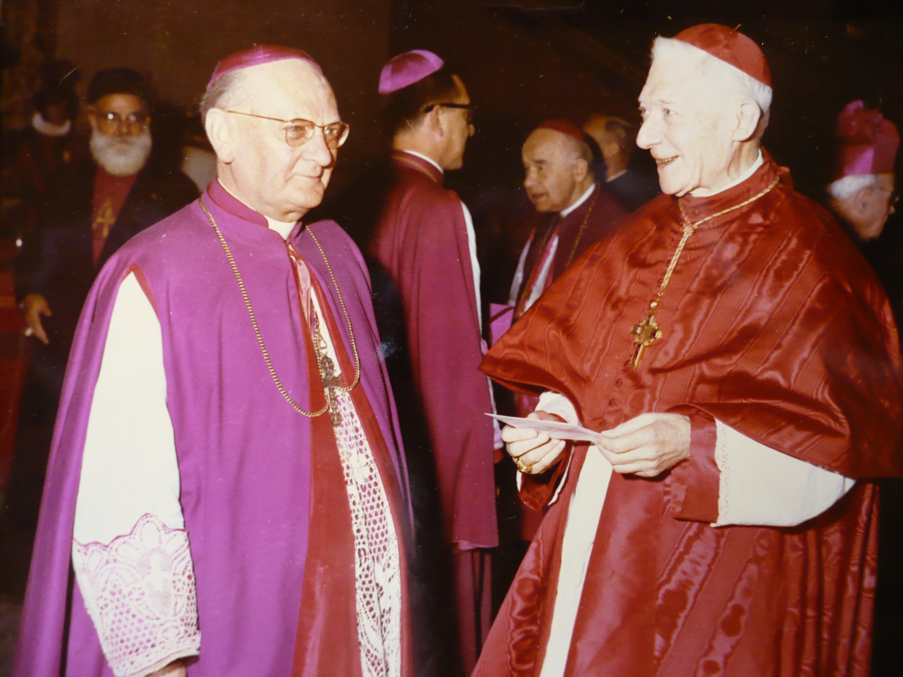 Mons. Marcel-Marie Dubois y el cardenal Achille Liénart durante el concilio Vaticano II