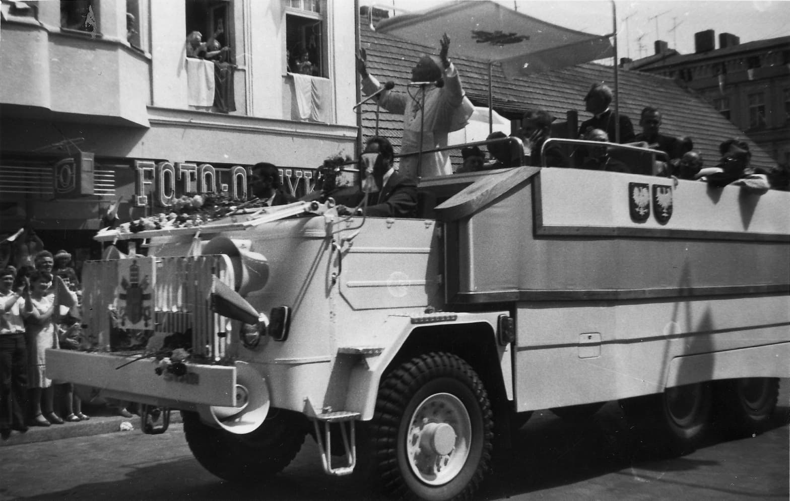 Giovanni Paolo II sulla papamobile a Gniezno durante il pellegrinaggio in Polonia del 1979
