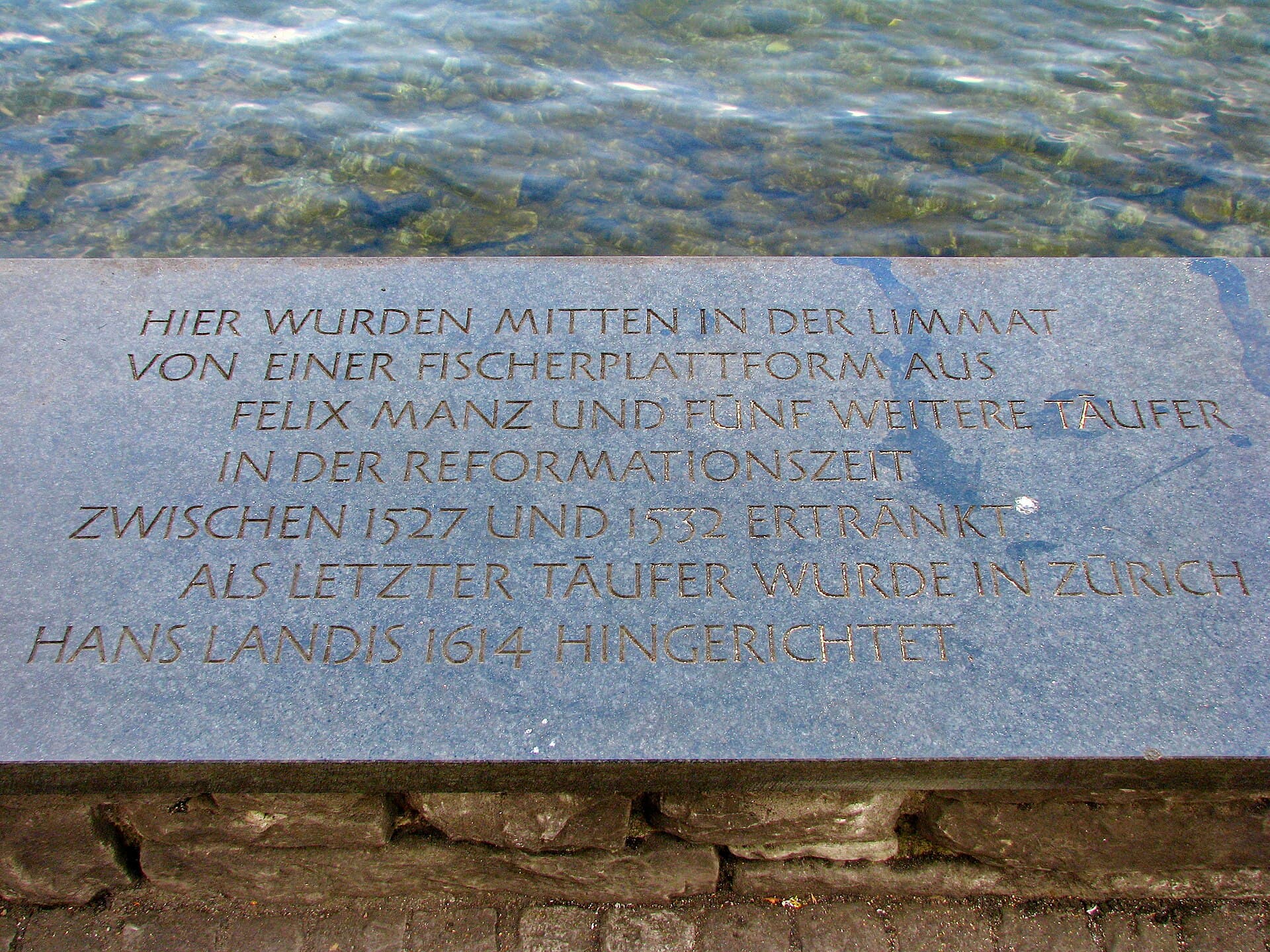 Plaque commémorative de Félix Manz sur la rive de la Limmat à Zurich