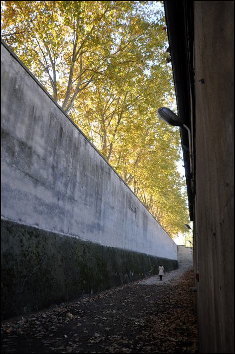 Hauts murs de la prison Montluc à Lyon, photographiés en 2018