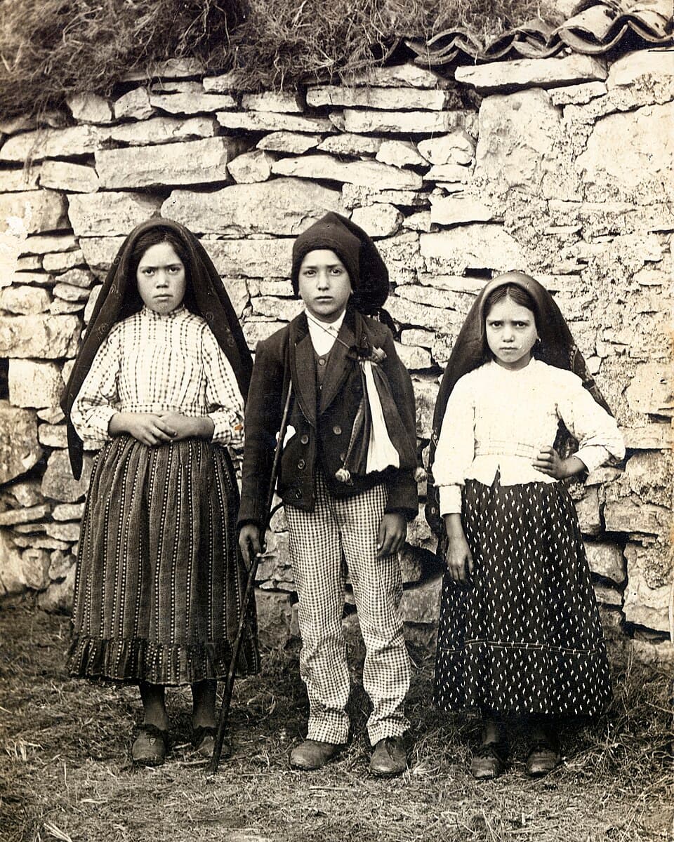 Les trois voyants de Fatima : Lucia dos Santos, Francisco et Jacinta Marto, portrait de 1917