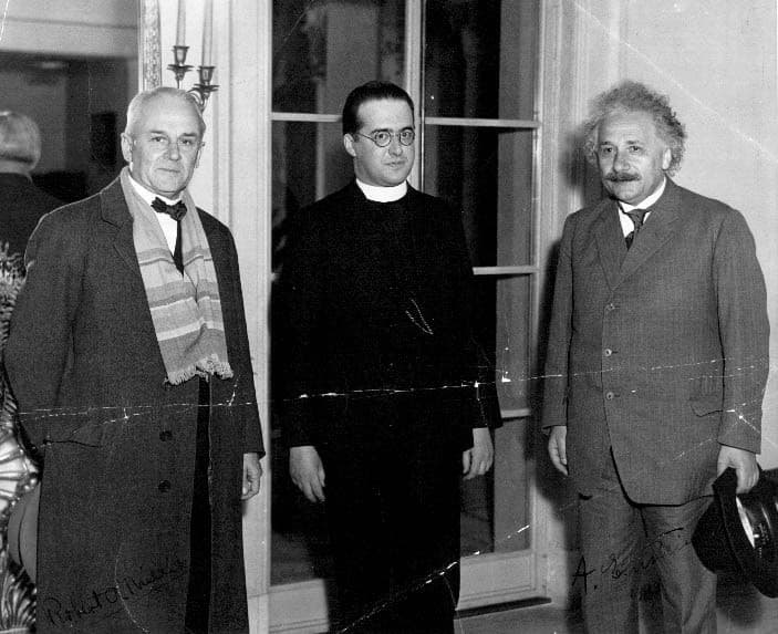 Historisches Foto des Abtes Georges Lemaître im Gespräch mit Albert Einstein und Robert Millikan in Pasadena im Jahr 1933.