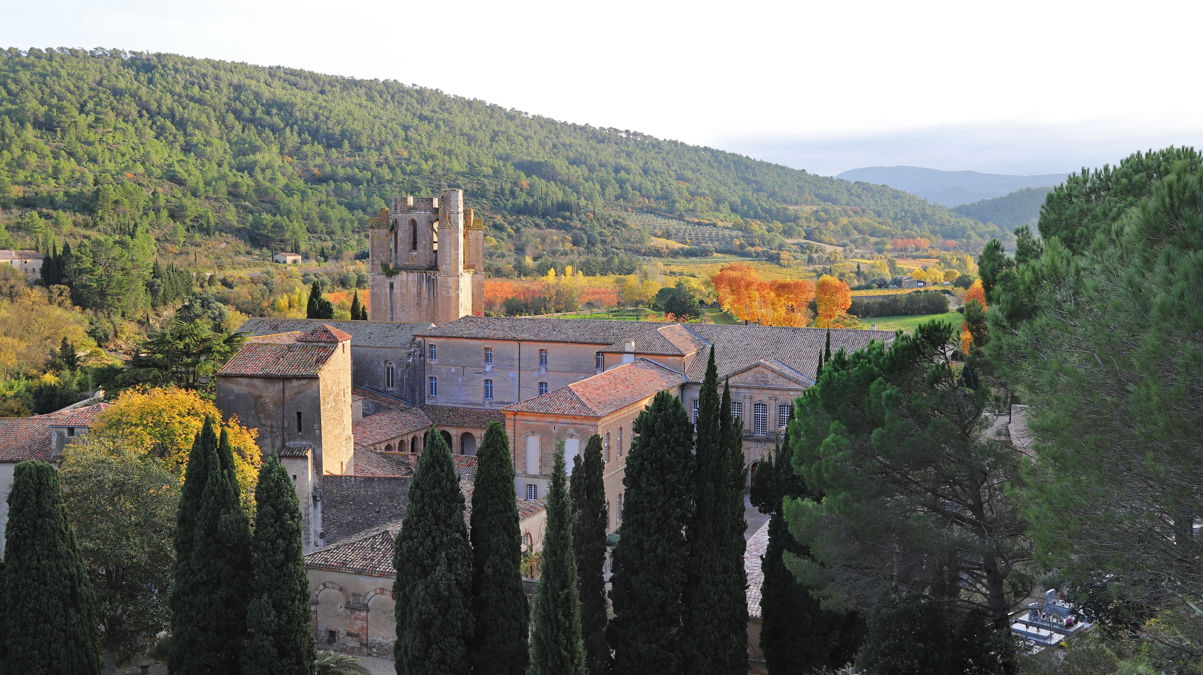 Vue extérieure de l'abbaye Sainte-Marie de Lagrasse dans l'Aude