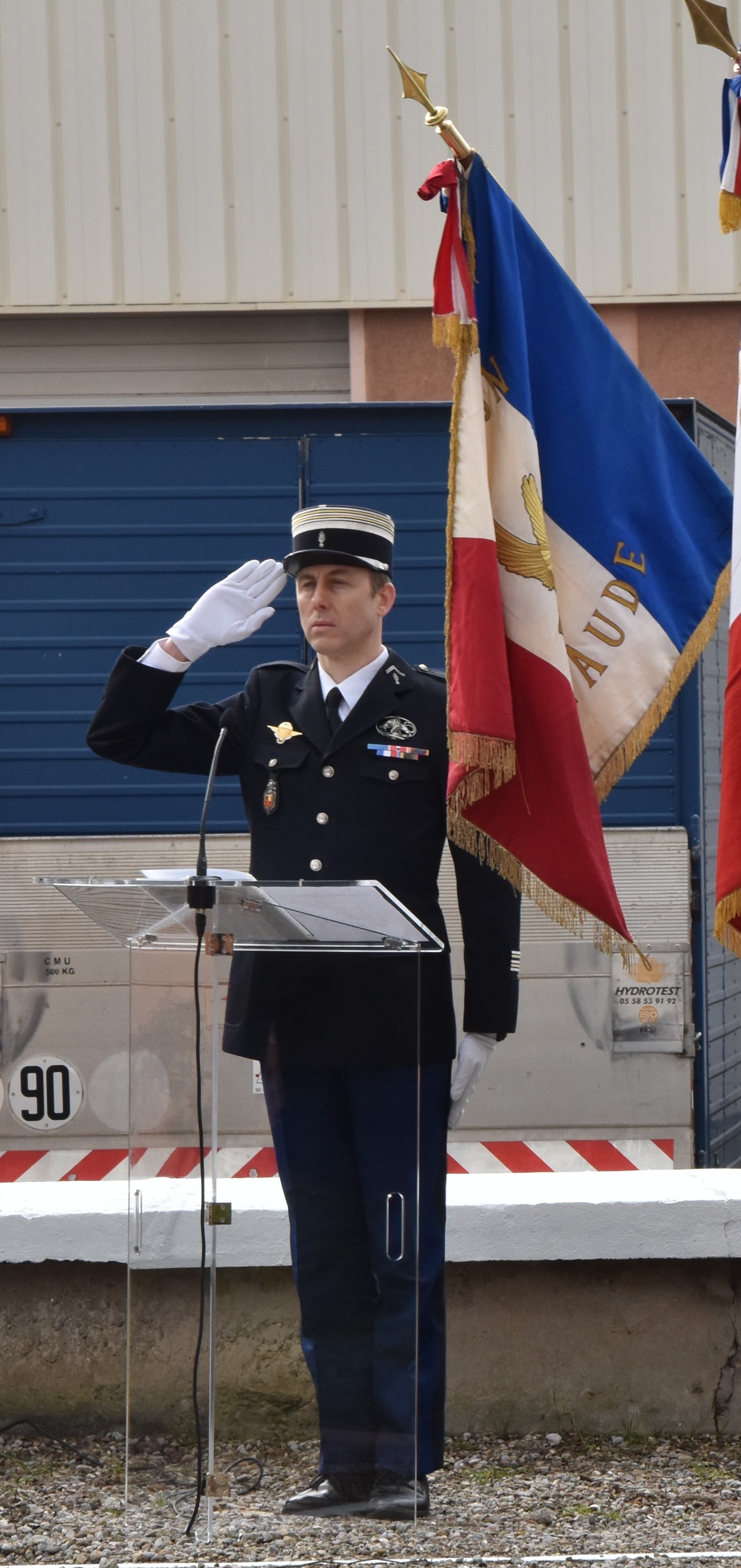 Arnaud Beltrame lors d'une cérémonie militaire dans l'Aude en février 2018