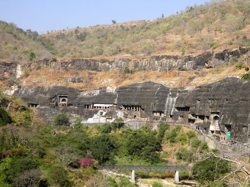 Veduta panoramica dei monasteri buddhisti rupestri di Ajanta