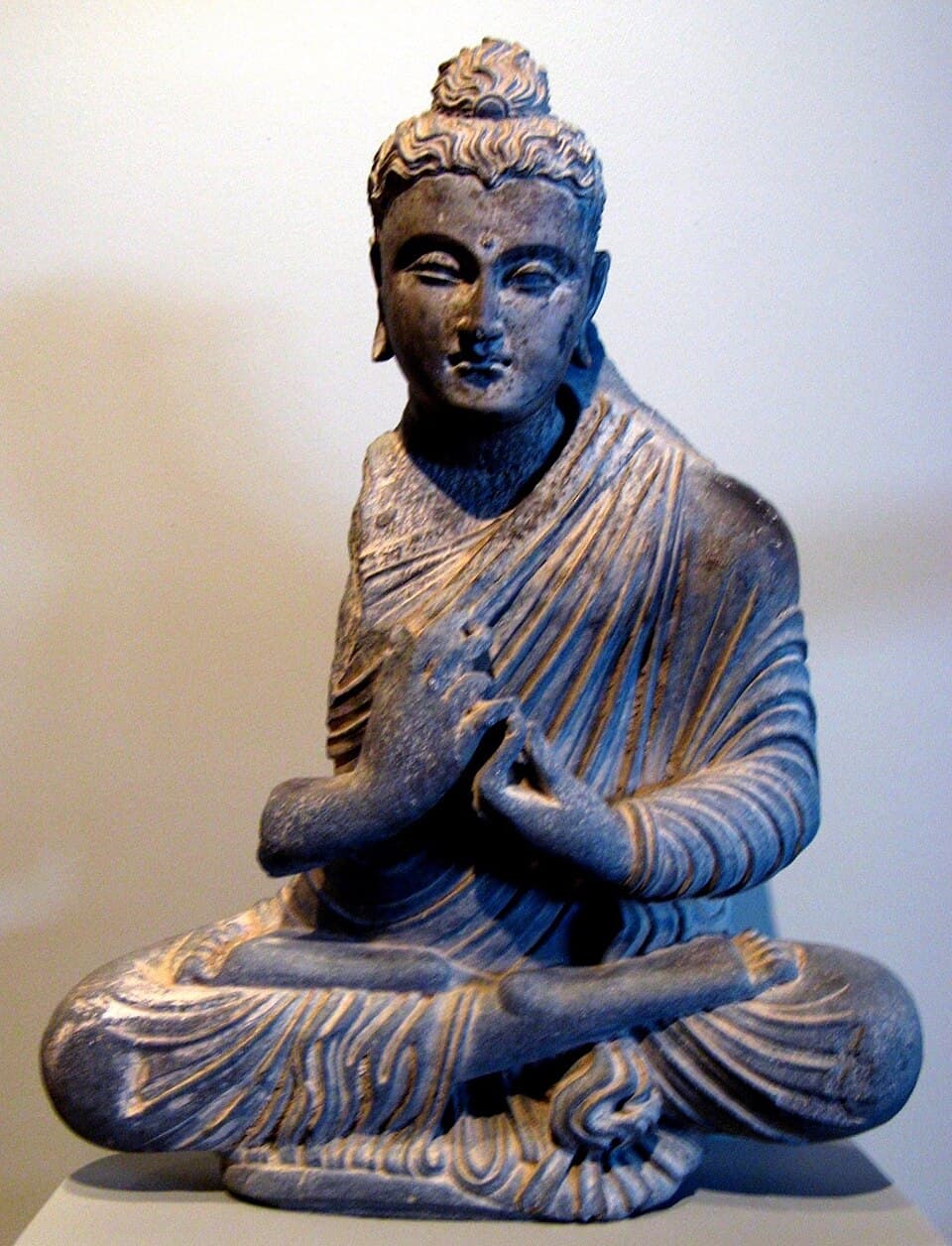 Buddha seduto in scisto grigio del Gandhara, epoca kushan