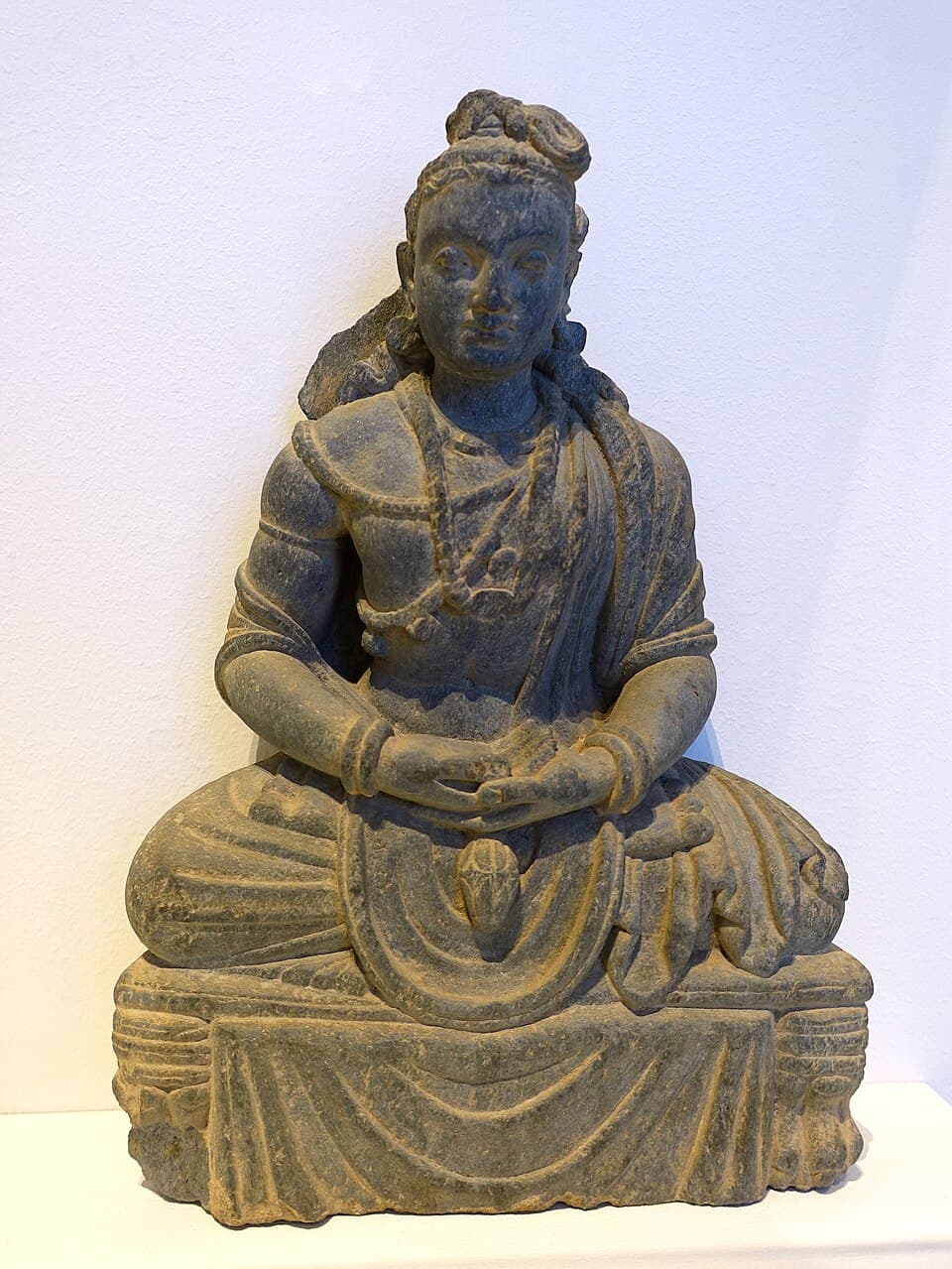 Bodhisattva Maitreya seduto in scisto grigio, Gandhara, III-IV secolo