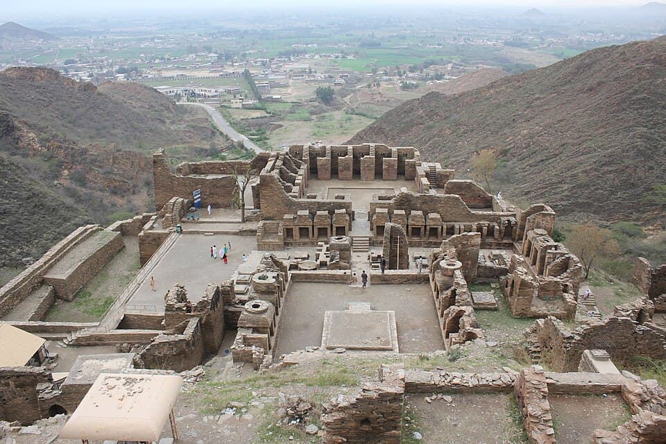 Veduta generale del sito monastico buddhista di Takht-i-Bahi nella regione del Gandhara