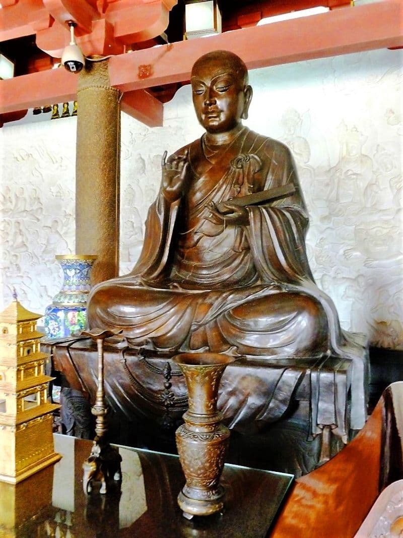 Statua moderna del pellegrino Xuanzang alla Pagoda della Grande Oca a Xi'an