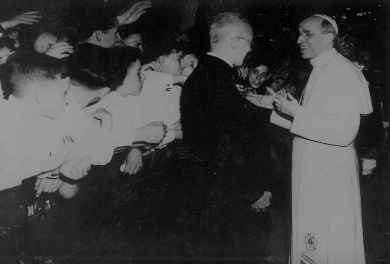 Papež Pius XII. zdraví poutníky při audienci u svatého Petra v září 1950