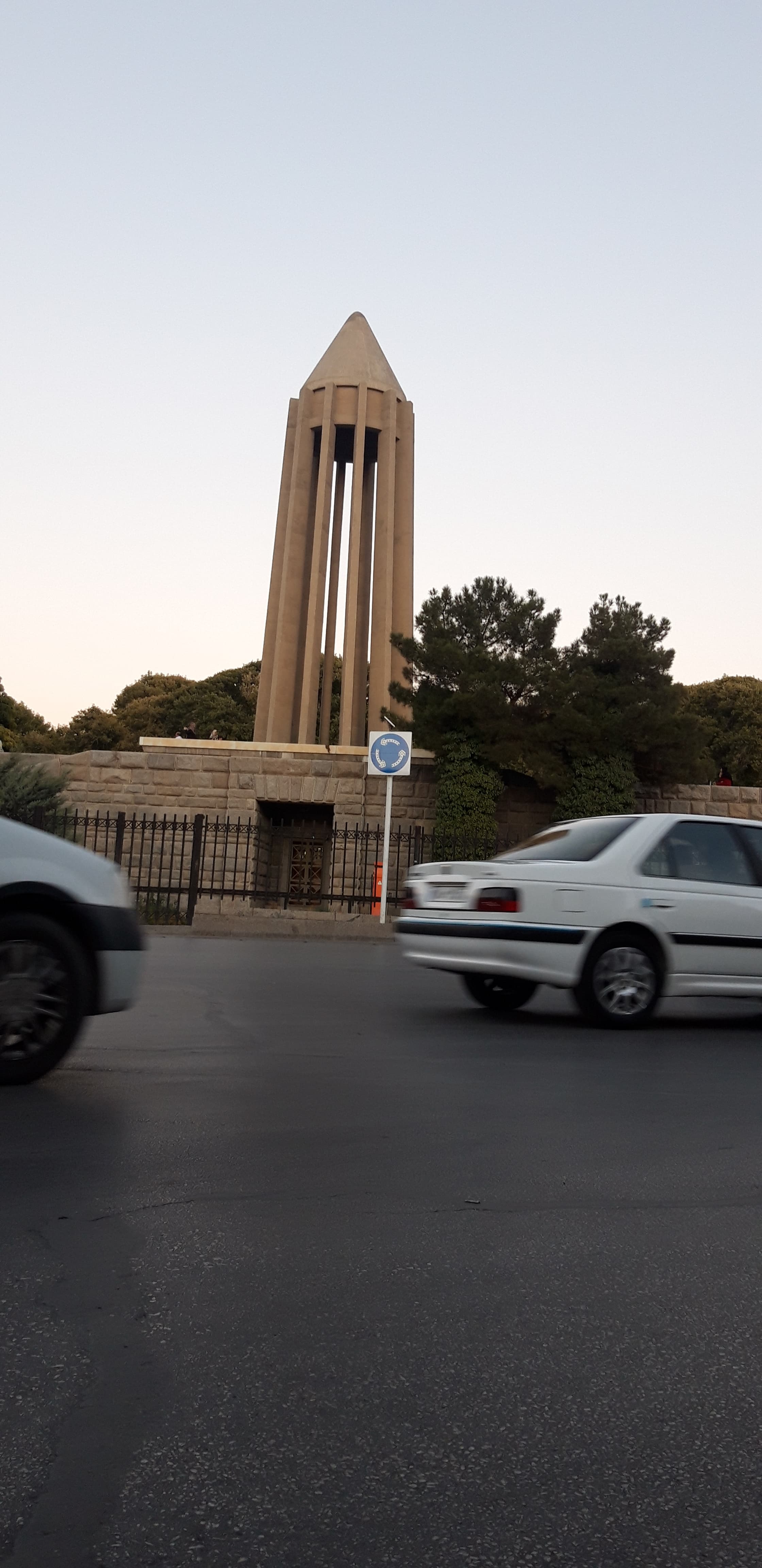 Mausoleo moderno di Avicenna a Hamadan, fotografato nel 2019