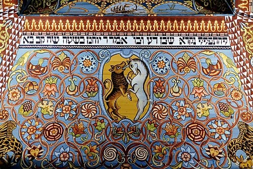 Malowany strop zrekonstruowanej drewnianej synagogi w Gwoźdźcu