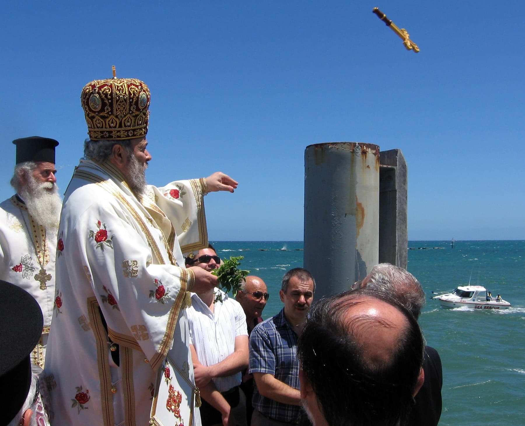 Un prêtre lance une croix dans la mer à Glenelg lors de la Théophanie.
