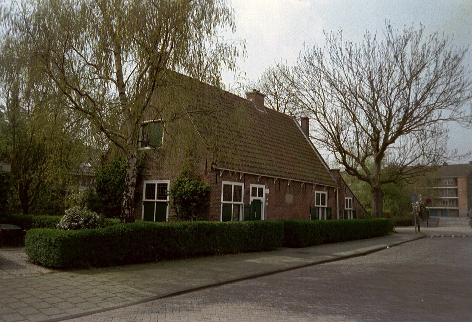 La maison de Spinoza à Rijnsburg, façade de briques et volets verts.