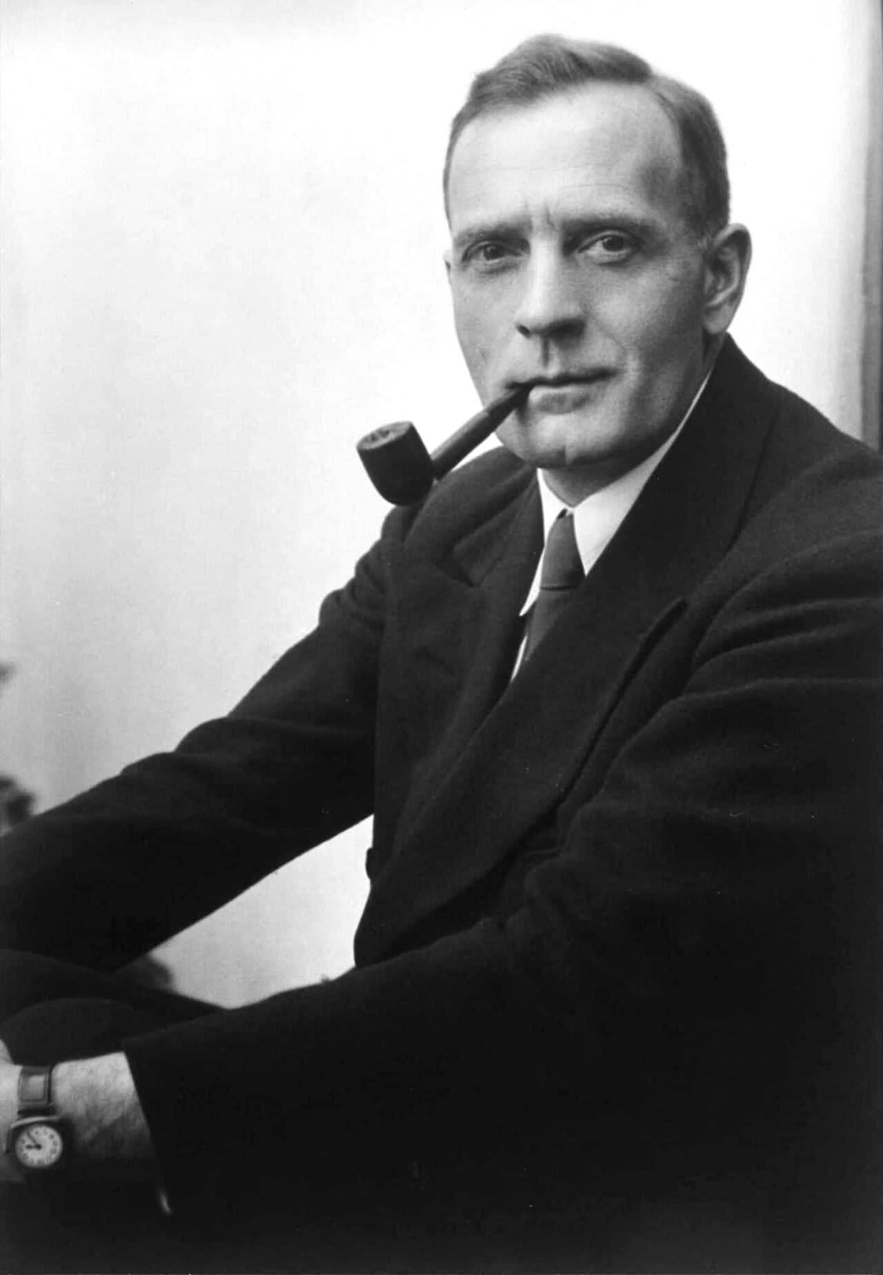 Эдвин Хаббл (студийный портрет 1931 года), открыватель расширения Вселенной