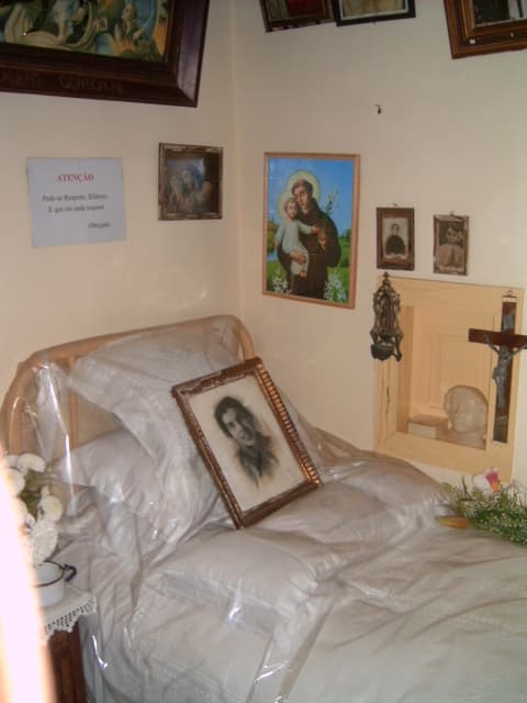Preserved bedroom with Alexandrina's bed at Balasar