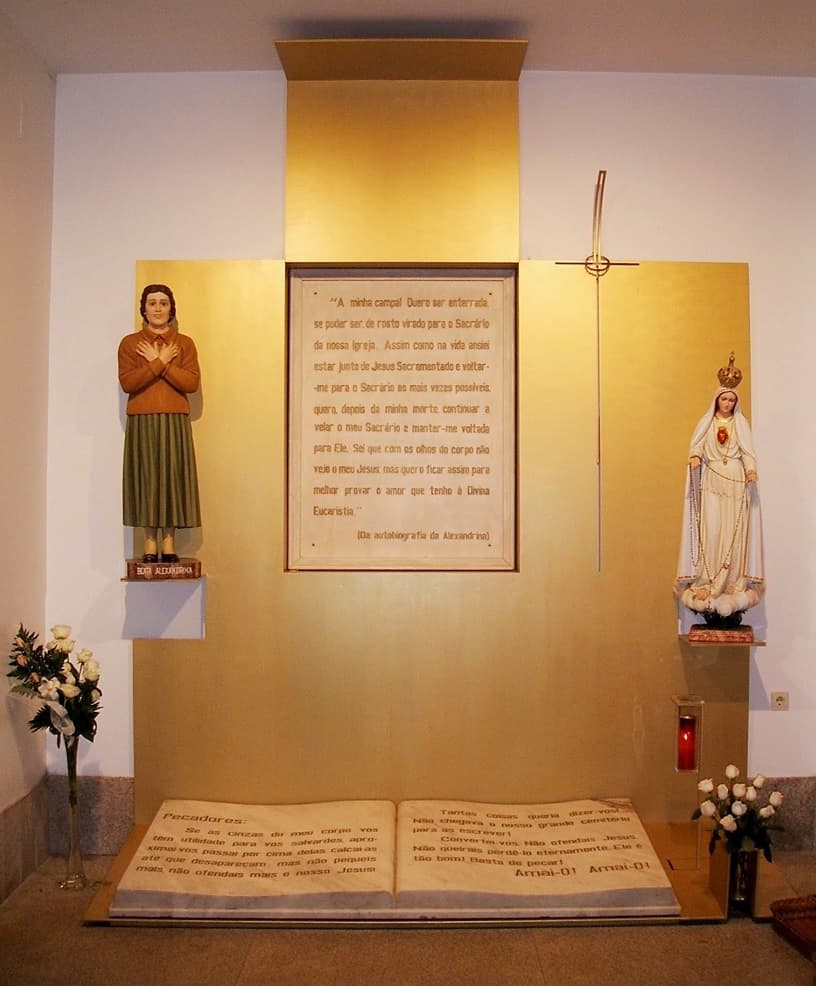 Alexandrina's tomb with its epitaph at Balasar
