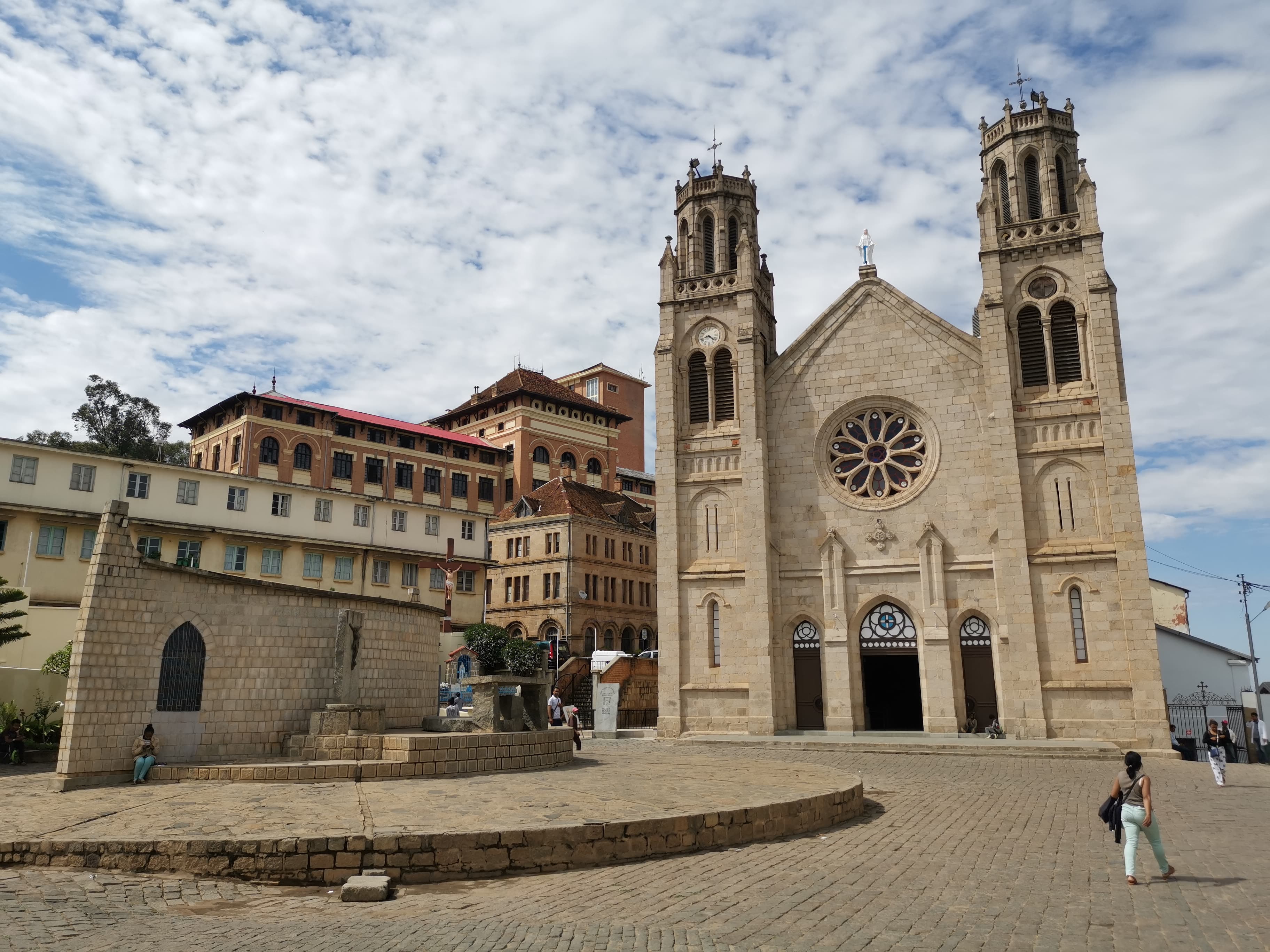 Vista de la catedral de Andohalo y de la capilla vecina en Antananarivo en 2019
