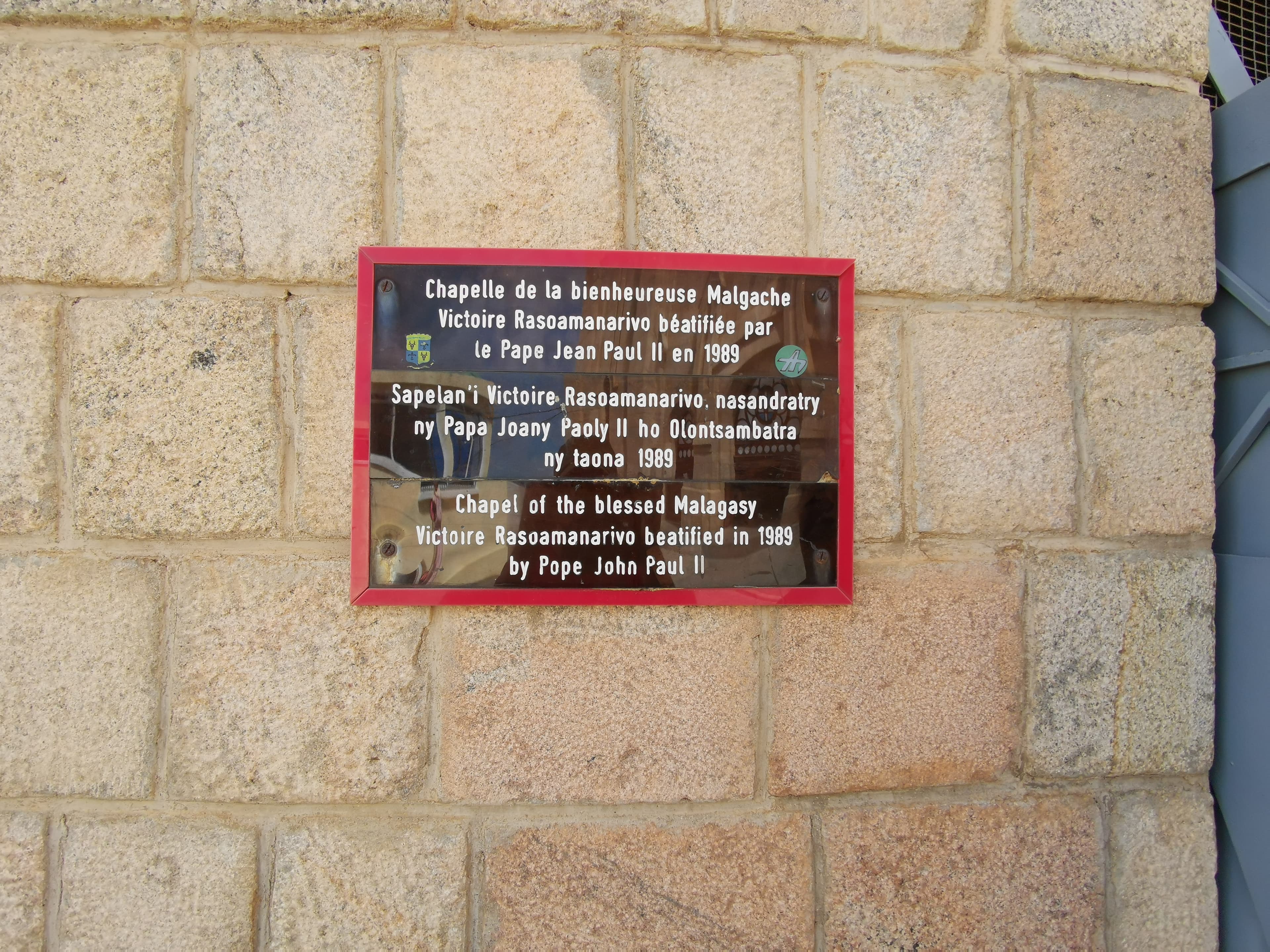 Placa de la capilla de Victoire en Andohalo, que recuerda su beatificación por Juan Pablo II en 1989