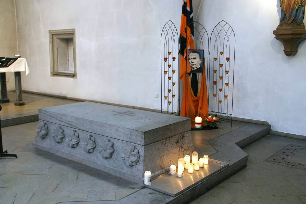Adolph Kolping's sarcophagus in the Minoritenkirche, photographed in April 2006