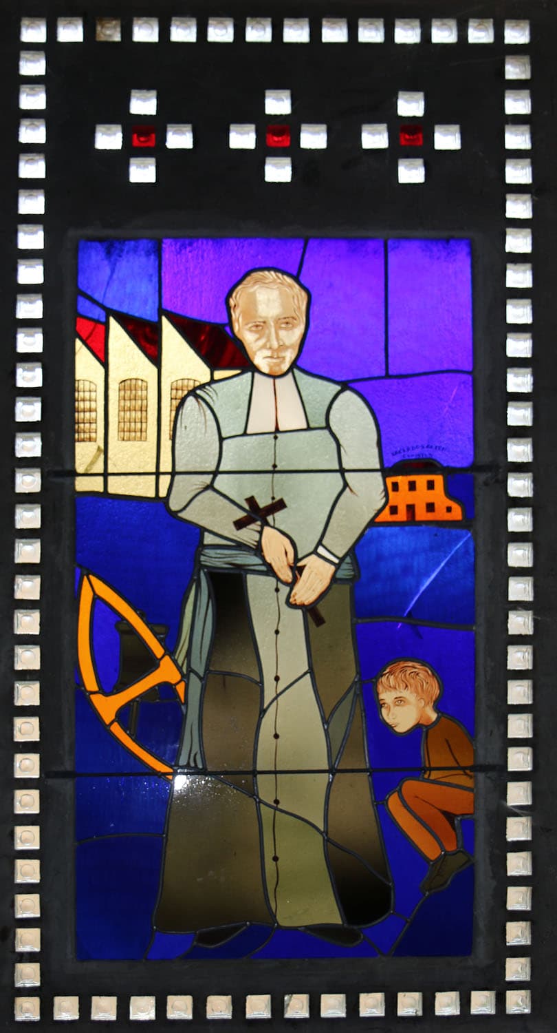 Glasfenster mit dem seligen Antoine Chevrier und einem Kind in der Kirche Saint-Louis in Marseille