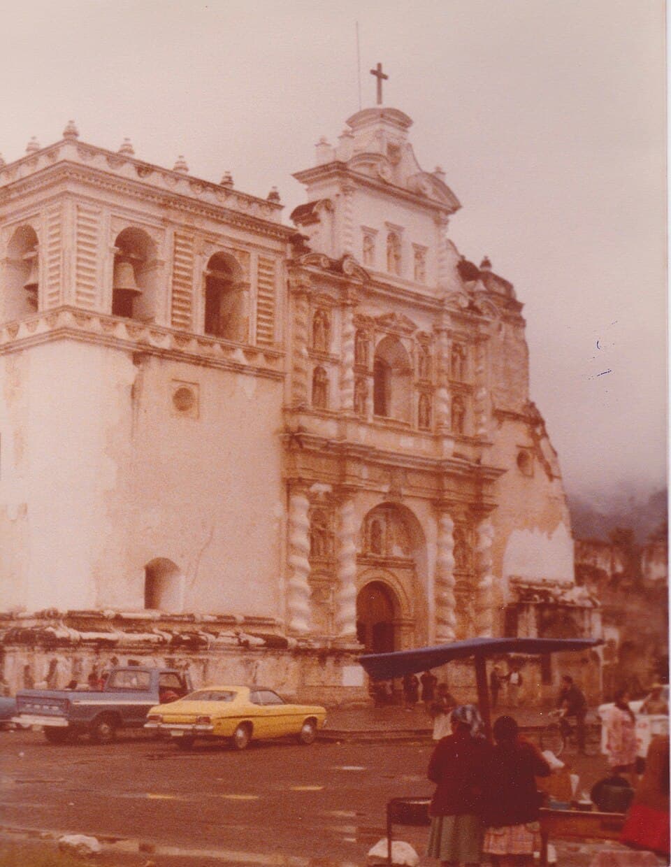 Église San Francisco el Grande à Antigua Guatemala photographiée en 1980, durant le ministère du père Augusto