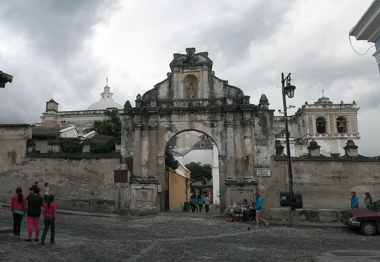 Entrée du sanctuaire San Francisco el Grande à Antigua Guatemala photographiée en 2012