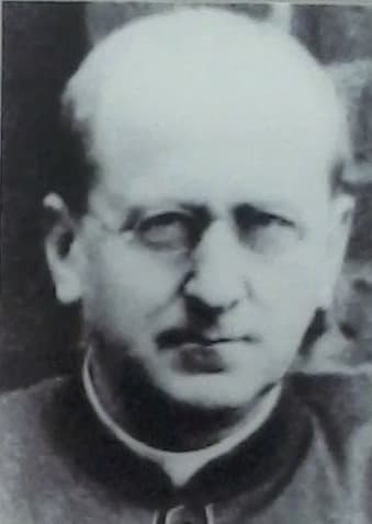 Portrait photographique du bienheureux Bernard Lichtenberg reproduit sur une plaque commémorative à Esterwegen