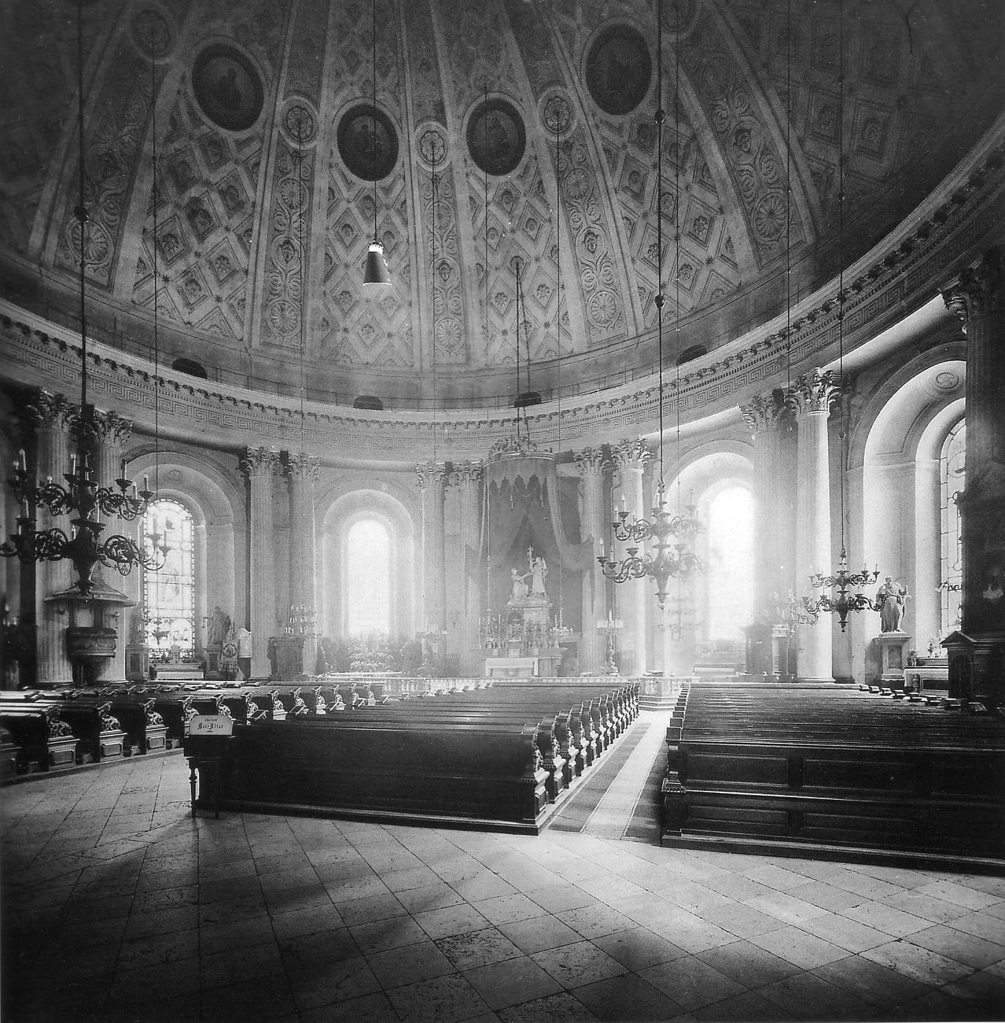 Intérieur historique de la cathédrale Sainte-Hedwige de Berlin, nef et coupole photographiées après 1886