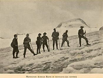 Achille Ratti au centre d’un groupe d’alpinistes dans les Alpes
