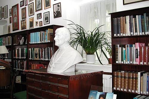Busto di Newman e biblioteca del museo Cardinal Newman a Littlemore, fotografati nel 2001