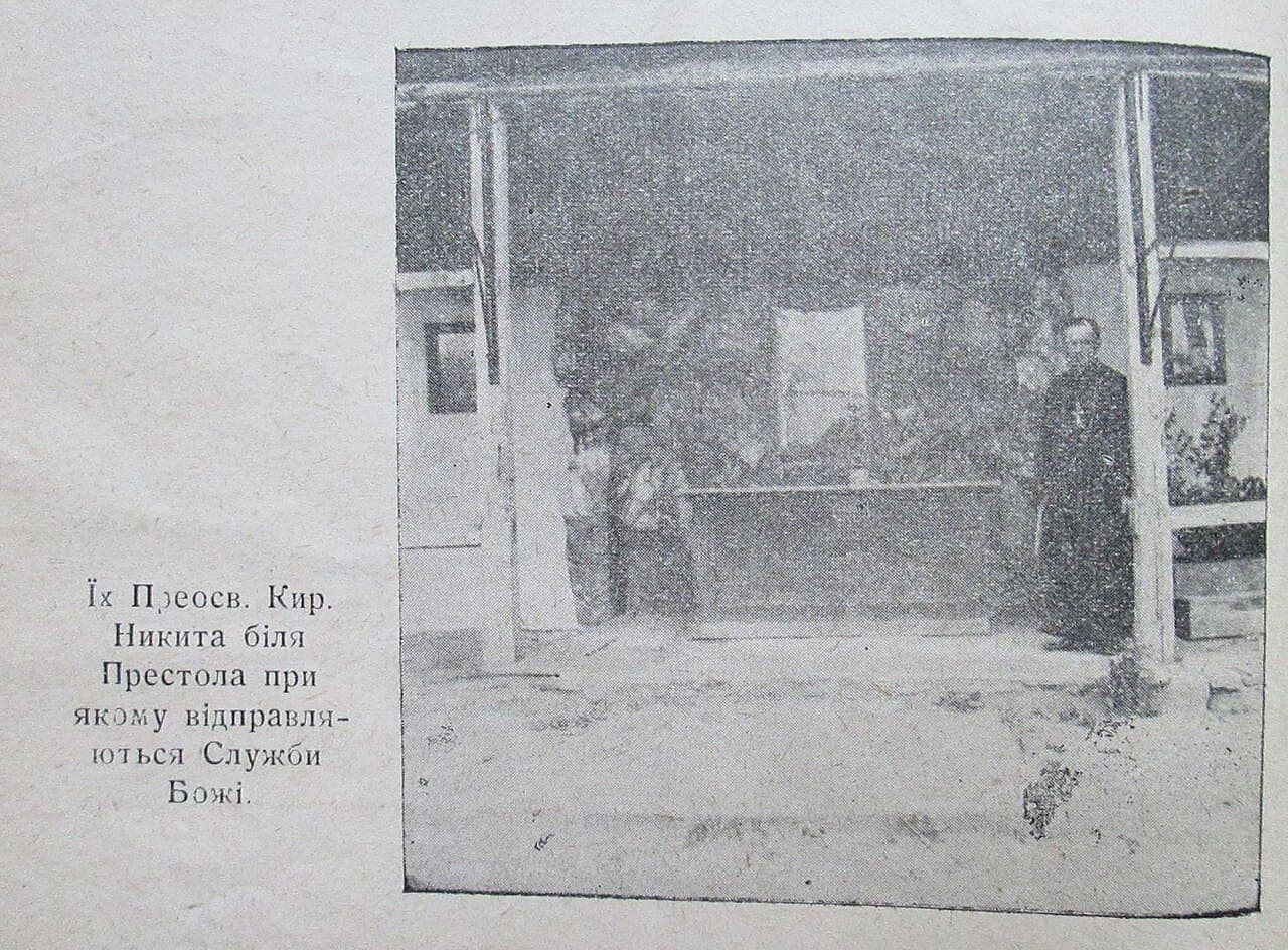 Nykyta Budka junto al altar recién construido en Zarvanytsia, fotografía publicada en 1934
