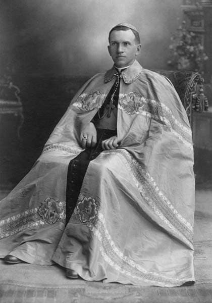 Retrato fotográfico de Nykyta Budka con vestimenta episcopal, antes de 1944