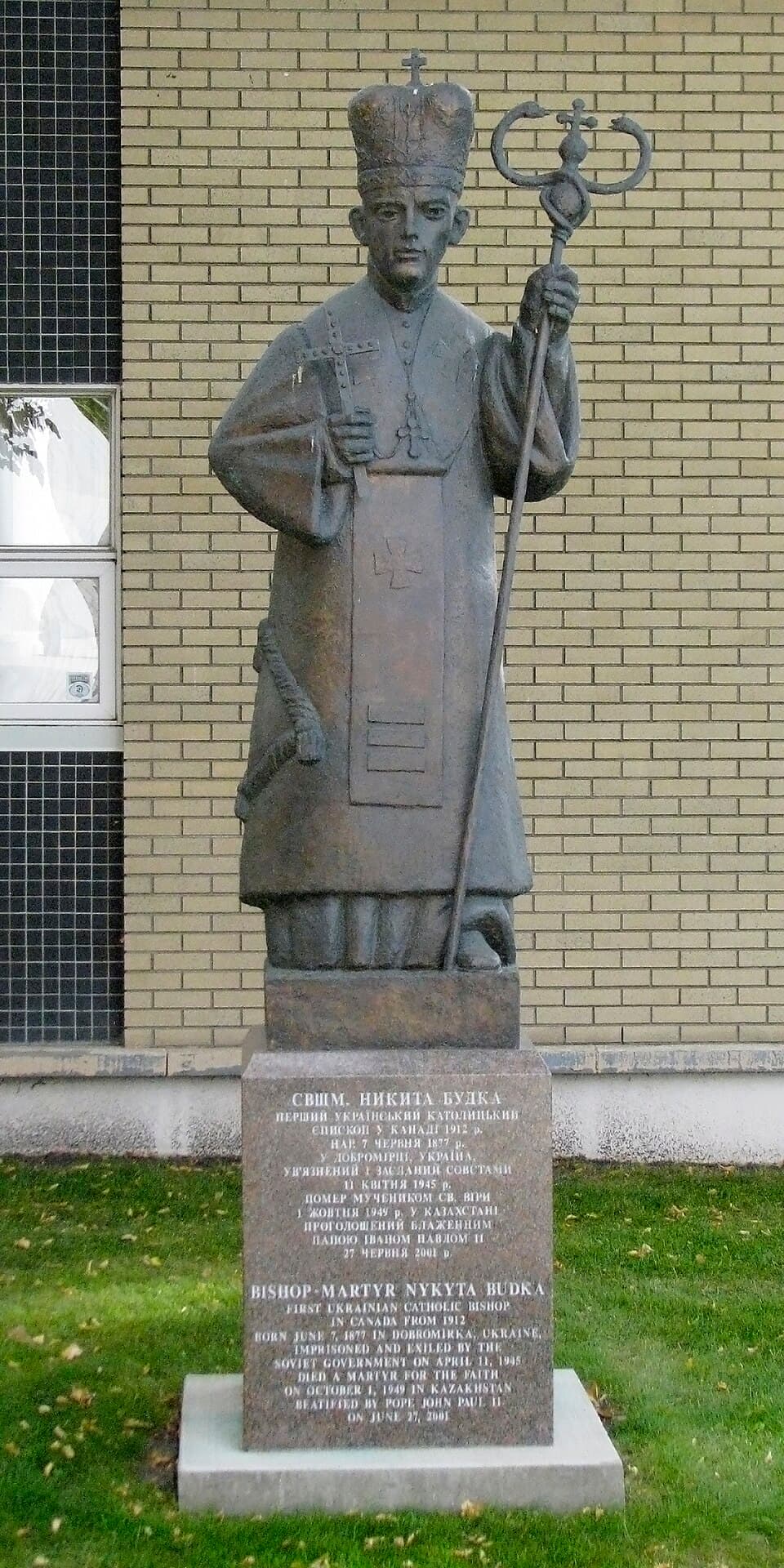 Estatua de Nykyta Budka junto a la catedral San Josafat en Edmonton