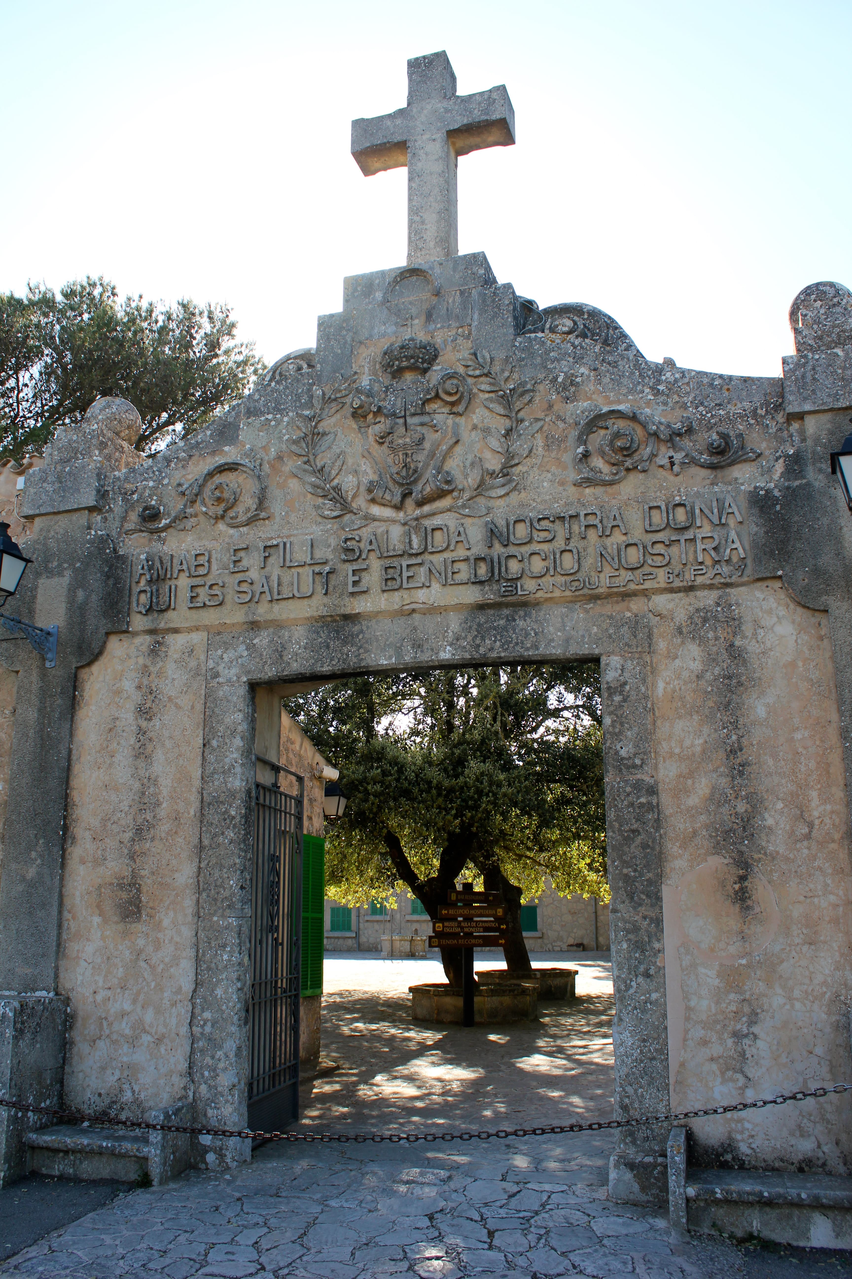 Portale attuale del santuario di Cura, sul Puig de Randa, con un'iscrizione tratta dal Blanquerna