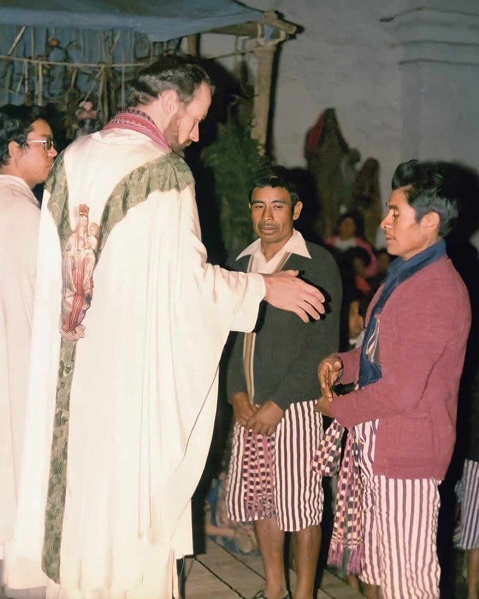 Kutsanmış Stanley Rother, Santiago Atitlán'da Tz'utujil cemaatiyle birlikte ayin kutlarken