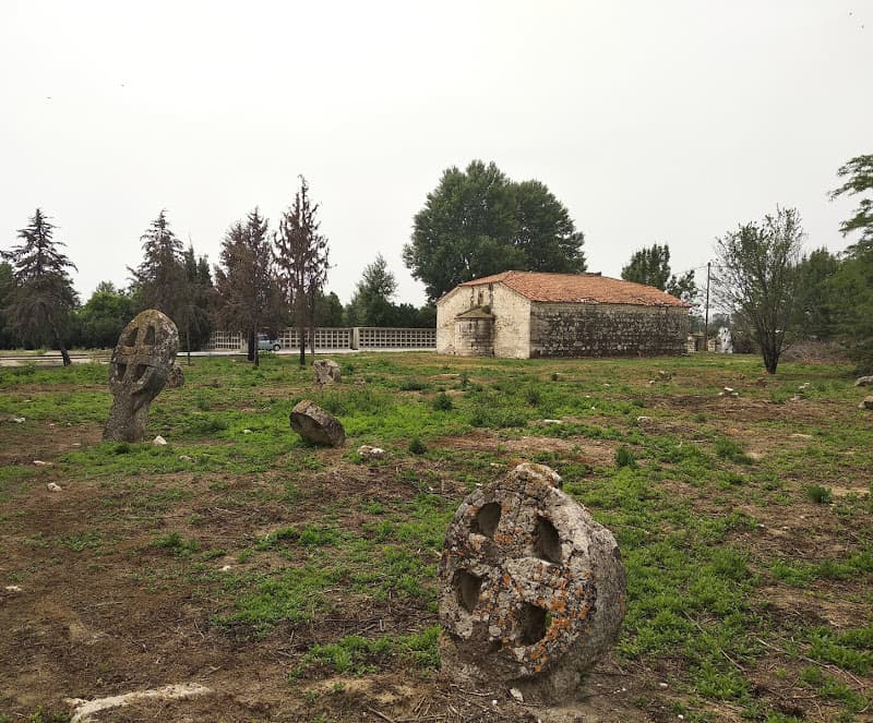 Stèles de pierre et chapelle au cimetière de Chalkidona