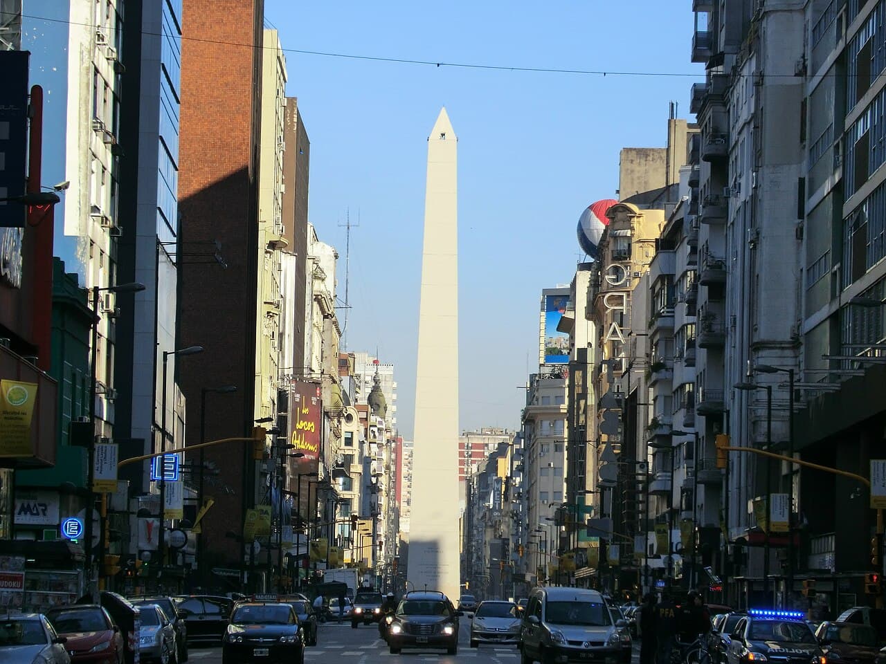 Der Obelisk von Buenos Aires auf der Avenida 9 de Julio, Wahrzeichen der Stadt der eucharistischen Ereignisse von 1996
