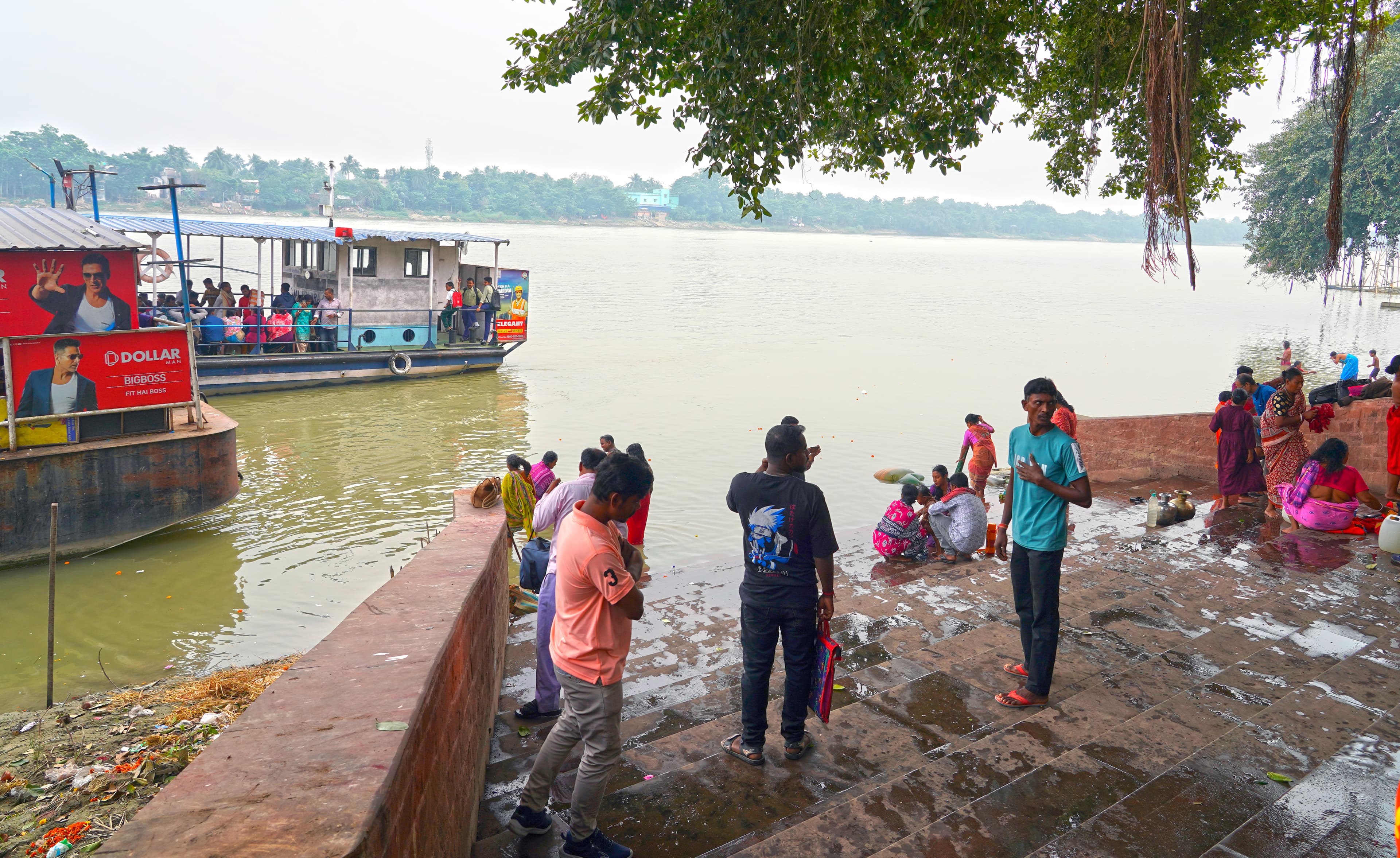Approdo e rive del fiume a Nabadwip, fotografati nel dicembre 2024